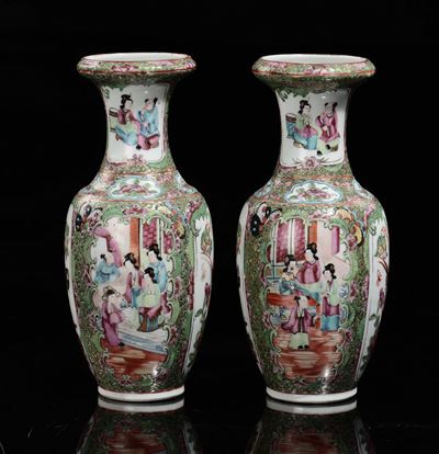 Coppia di Vasi Canton in Porcellana Policroma a Fondo Verde con Guanyin Entro Riserve, Cina, Dina...