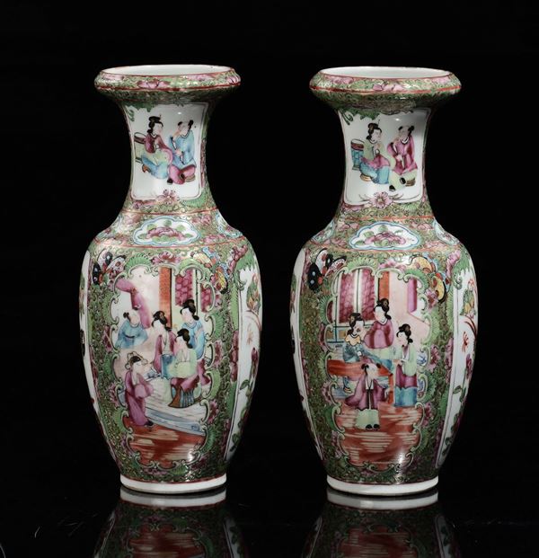 Coppia di vasi canton in porcellana policroma a fondo verde con Guanyin entro riserve, Cina, Dinastia Qing, XIX secolo