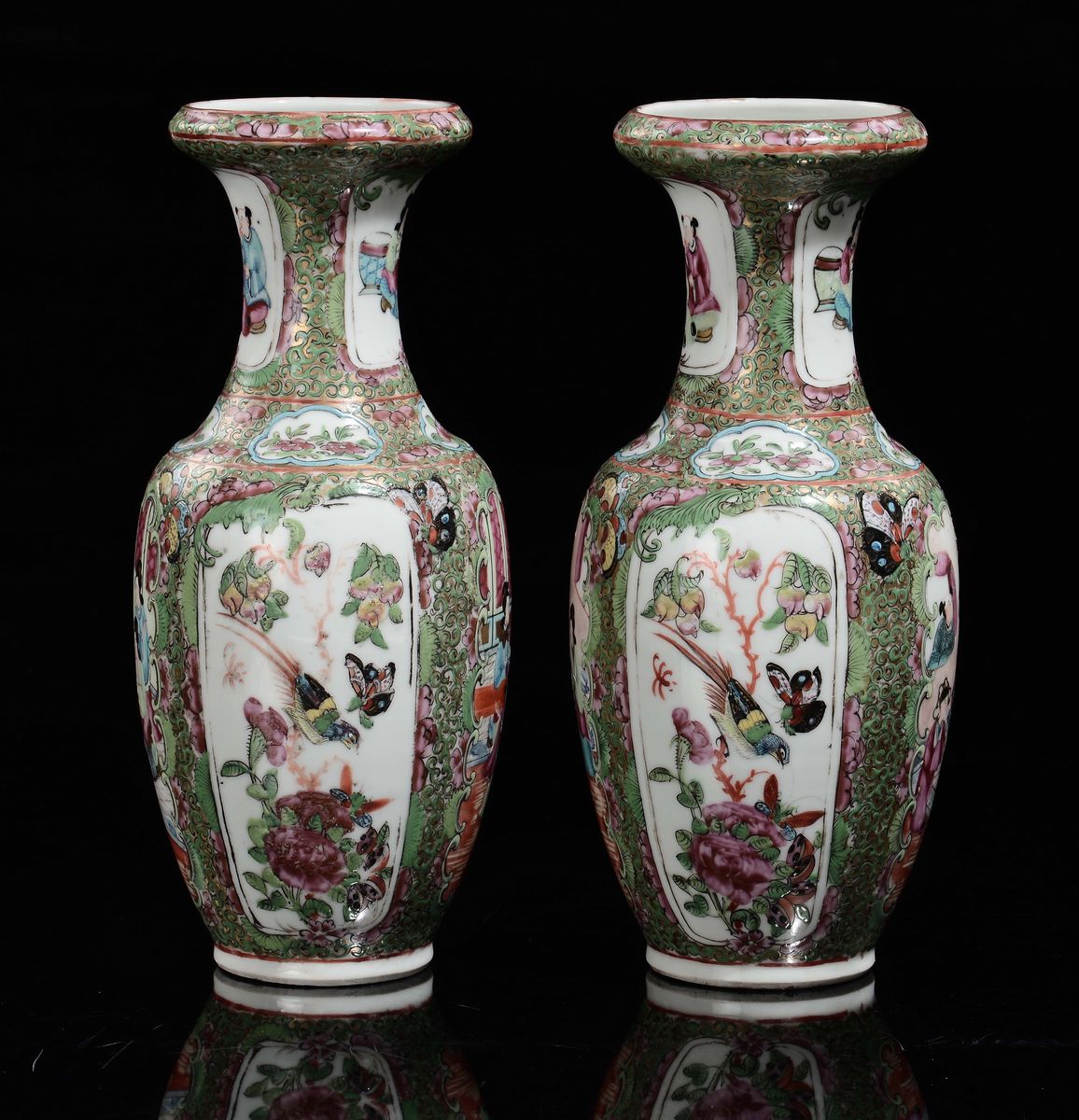 Coppia di Vasi Canton in Porcellana Policroma a Fondo Verde con Guanyin Entro Riserve, Cina, Dina...