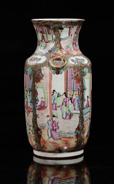 Vaso in Porcellana Policroma Canton con Scene di Vita di Corte Entro Riserve, Cina, Dinastia Qing...