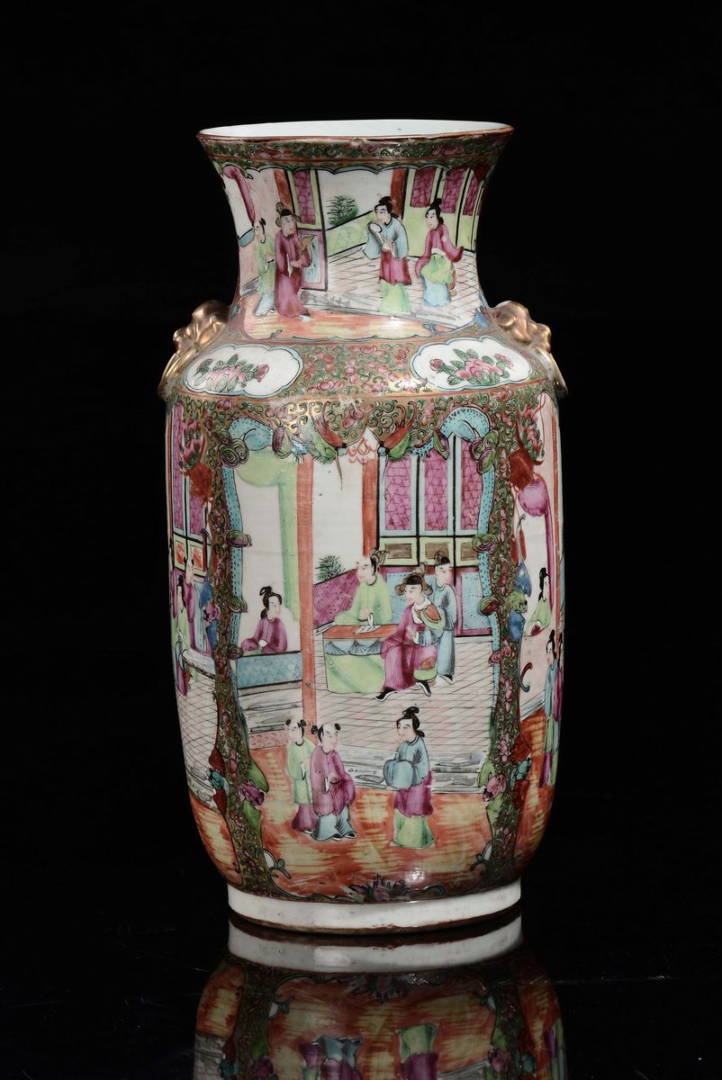 Vaso in Porcellana Canton con Scene di Vita di Corte Entro Riserve, Cina, Dinastia Qing, XIX Seco...