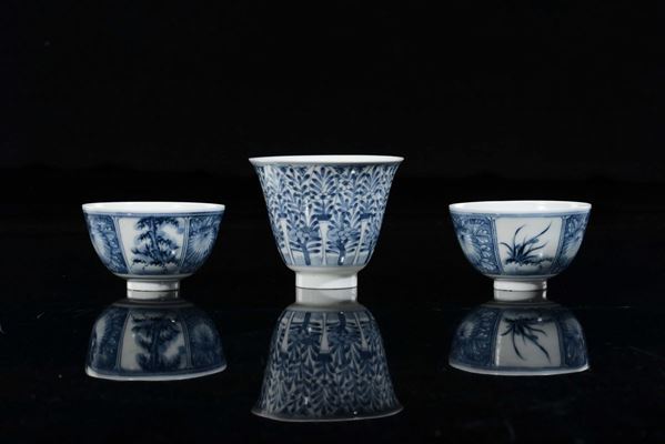 Lotto di tre ciotole in porcellana bianca e blu, Cina, Dinastia Qing, XIX secolo