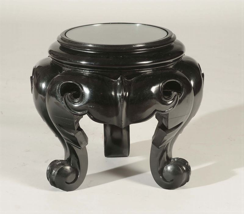Tavolino in legno scolpito con piano in vetro circolare  - Asta Antiquariato e Dipinti Antichi - I - Cambi Casa d'Aste