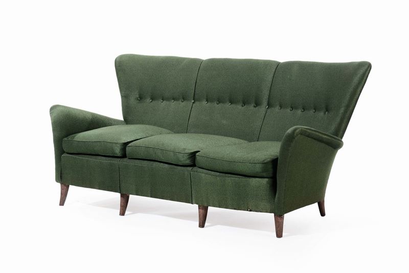 Divano in velluto verde con piedi troncoconici in legno di noce  - Asta Design - II - Cambi Casa d'Aste