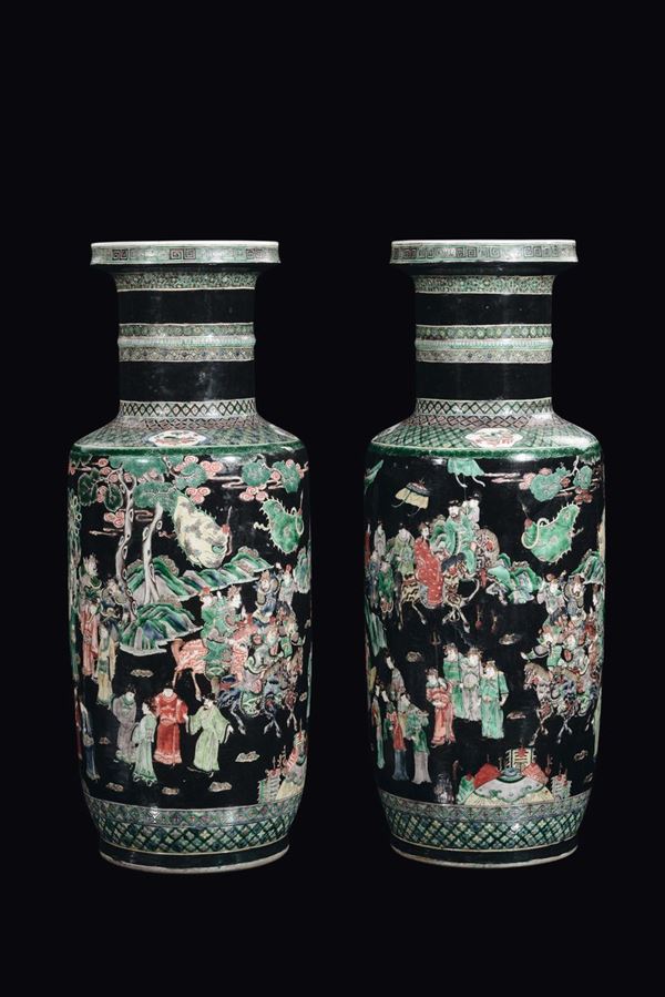 Coppia di grandi vasi in porcellana nei colori della Famiglia Verde raffiguranti guerrieri e dignitari, Cina, Dinastia Qing, XIX secolo