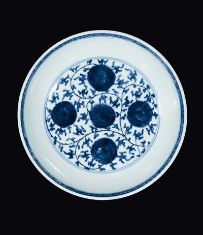 Piatto in porcellana bianca e blu decorato con fiori di loto, Cina, Dinastia Qing, XIX secolo
