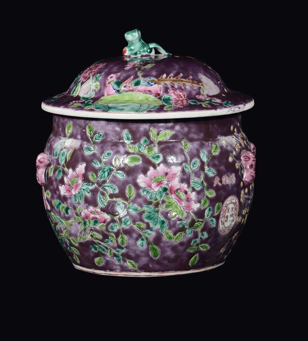 Potiche con coperchio in porcellana policroma a decoro floreale, Cina, XX secolo