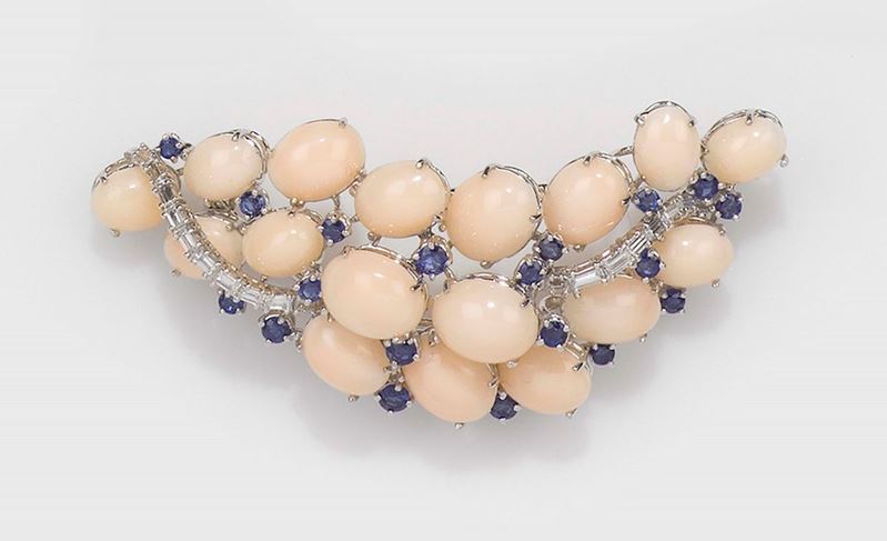 Spilla con corallo rosa, diamanti e piccoli zaffiri  - Asta Fine Jewels - II - Cambi Casa d'Aste