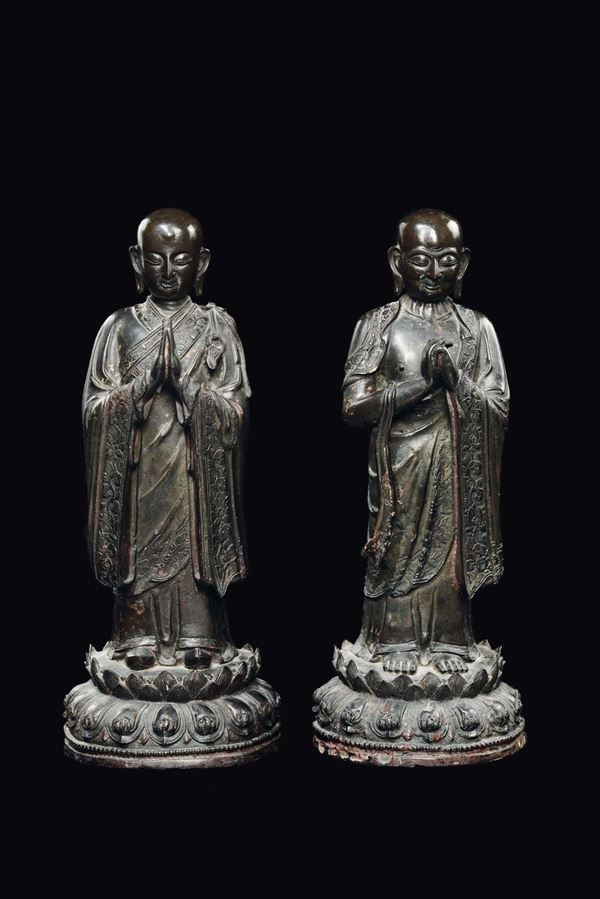 Grande coppia di Luohan in bronzo eretti su fiore di loto, Cina, Dinastia Ming, XVII secolo