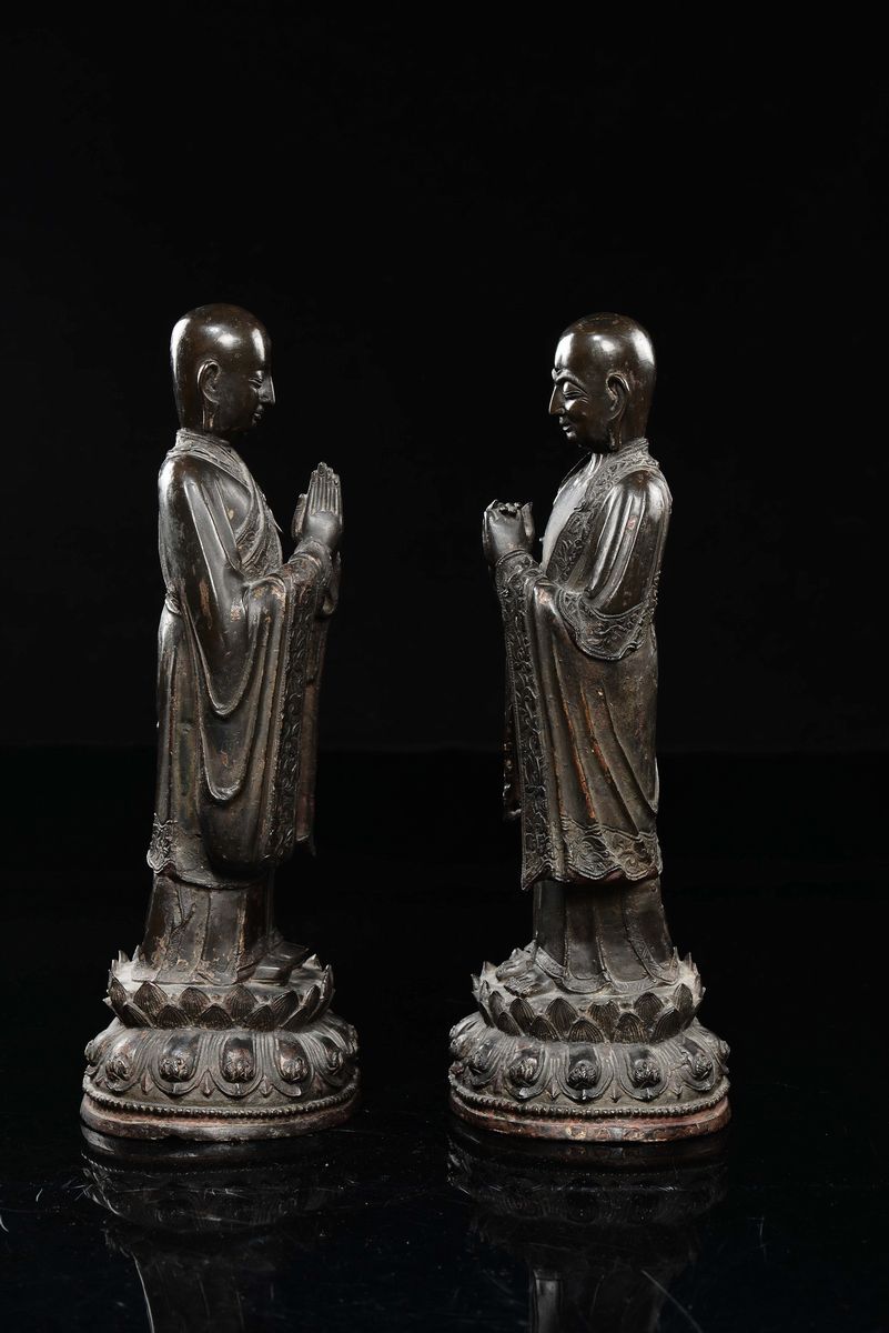 Cina, Dinastia Ming, Grande coppia di Luohan in bronzo eretti su fiore di loto, XVII secolo
