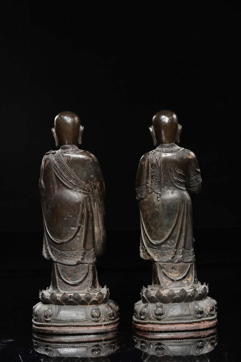 Cina, Dinastia Ming, Grande coppia di Luohan in bronzo eretti su fiore di loto, XVII secolo