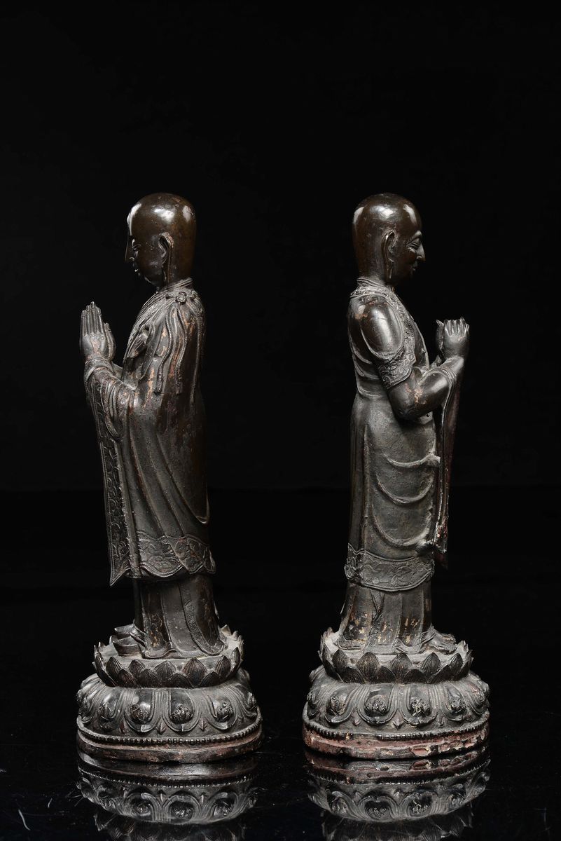 Cina, Dinastia Ming, Grande coppia di Luohan in bronzo eretti su fiore di loto, XVII secolo