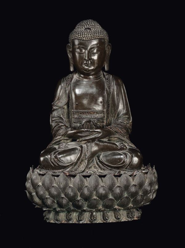 Grande figura di Buddha in bronzo su base a doppio fiore di loto, Cina, Dinastia Ming, XVII secolo