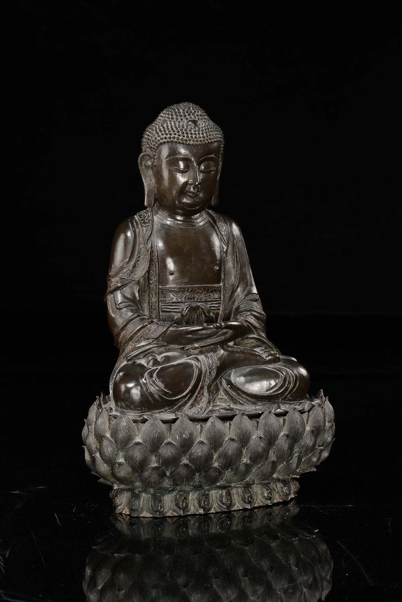 Figura di Buddha, bronzo con base a doppio fiore di loto, Cina, Dinastia Ming, XVII secolo