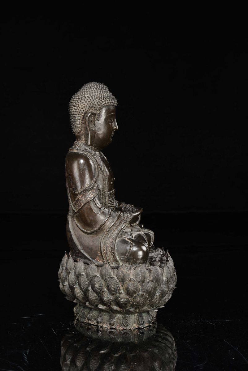 Figura di Buddha, bronzo con base a doppio fiore di loto, Cina, Dinastia Ming, XVII secolo
