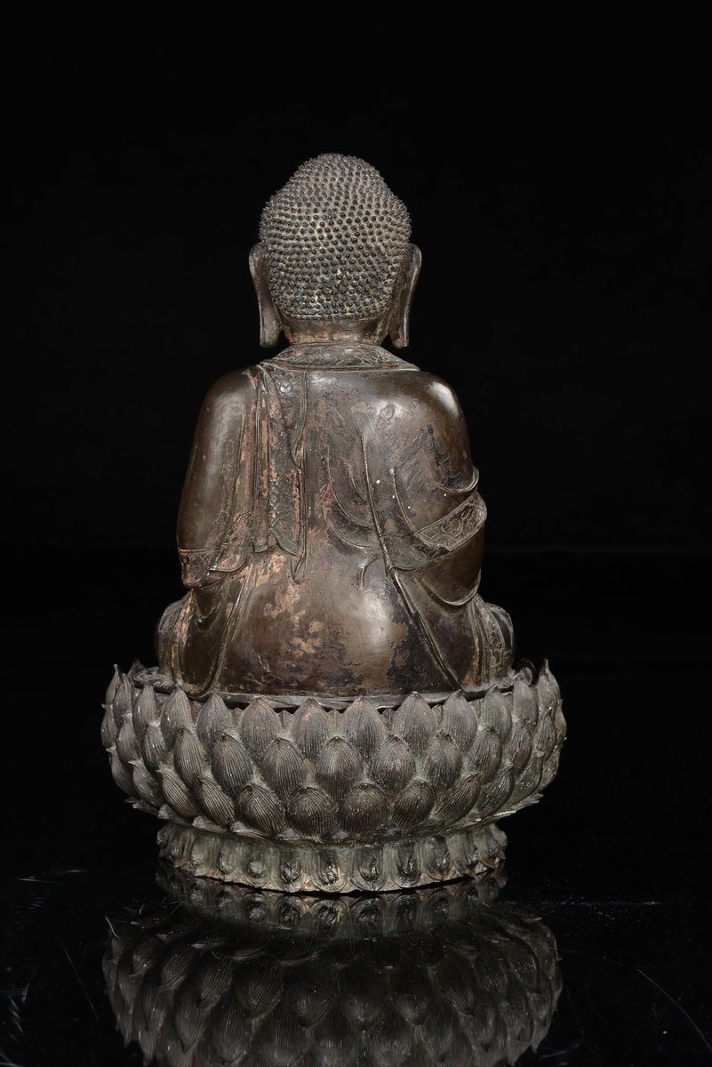 Figura di Buddha, bronzo con base a doppio fiore di loto, Cina, Dinastia Ming, XVII secolo