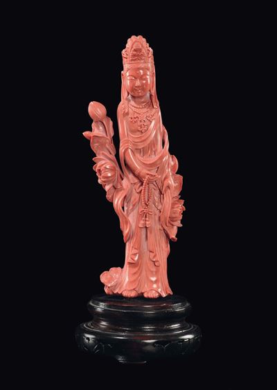Figura di Guanyin in Corallo con Rami di Fiori e Corona, Cina, Dinastia Qing, Fine XIX Secolo