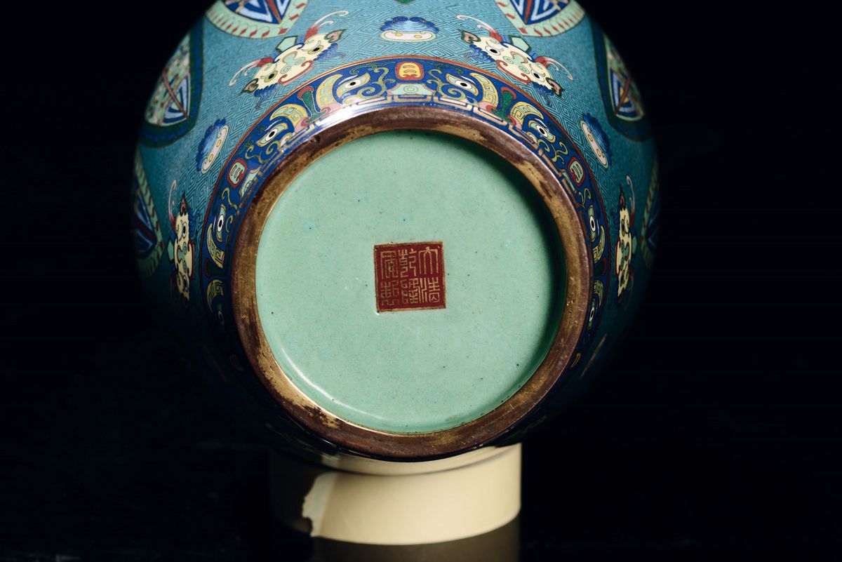 Vaso in cloisonné con decoro geometrico e volti di animali, Cina, Dinastia Qing, XIX secolo
