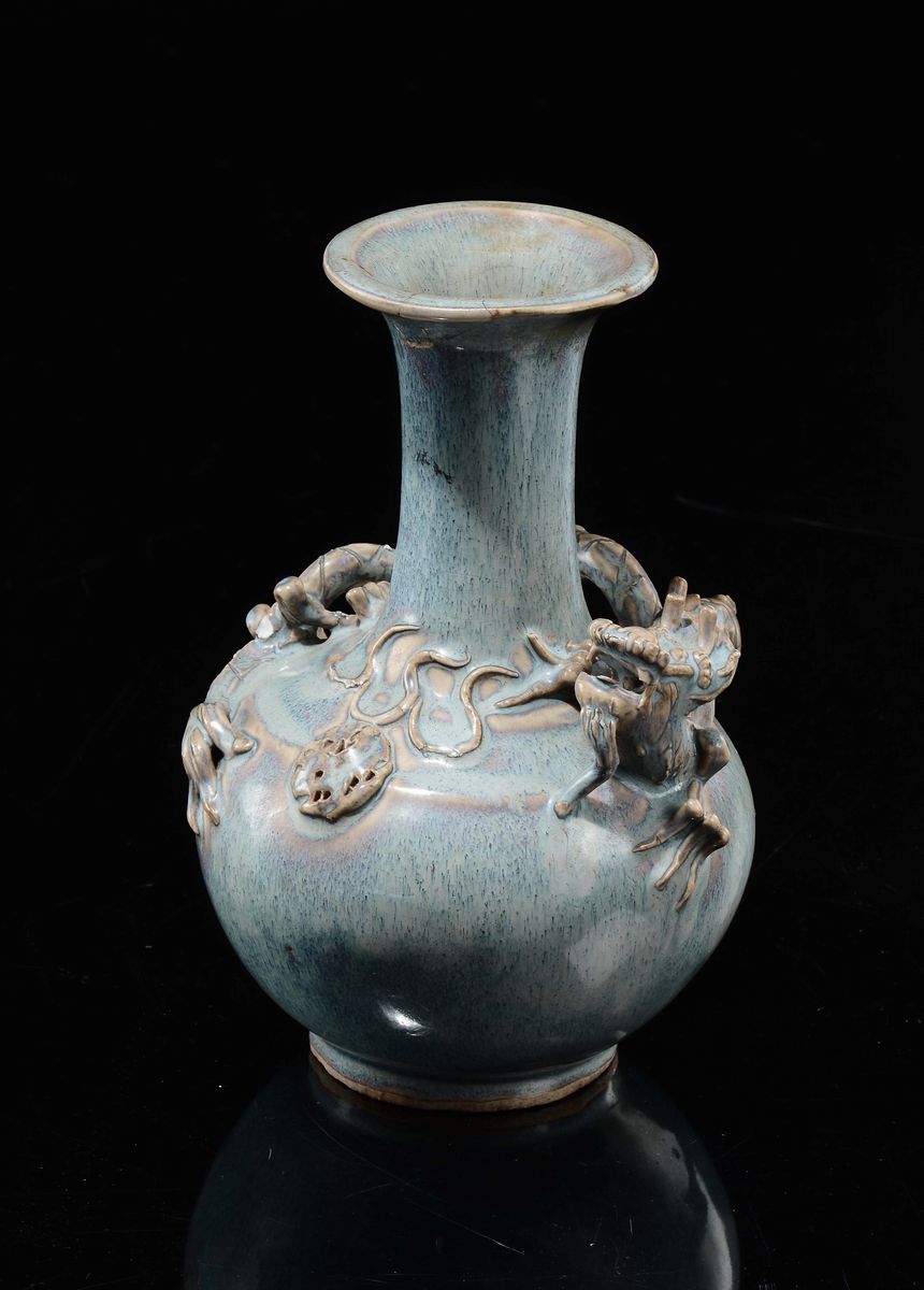 Vaso in Porcellana Smaltata Blu Ornato con Drago a Rilievo, Cina, Dinastia Qing, XVIII Secolo
