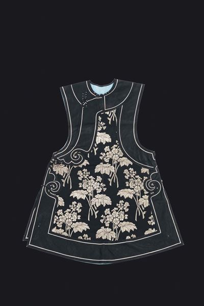 Veste in Seta Ricamata a Fondo Nero con Decoro di Peonie Dorate, Cina Dinastia Qing, Fine XIX Sec...