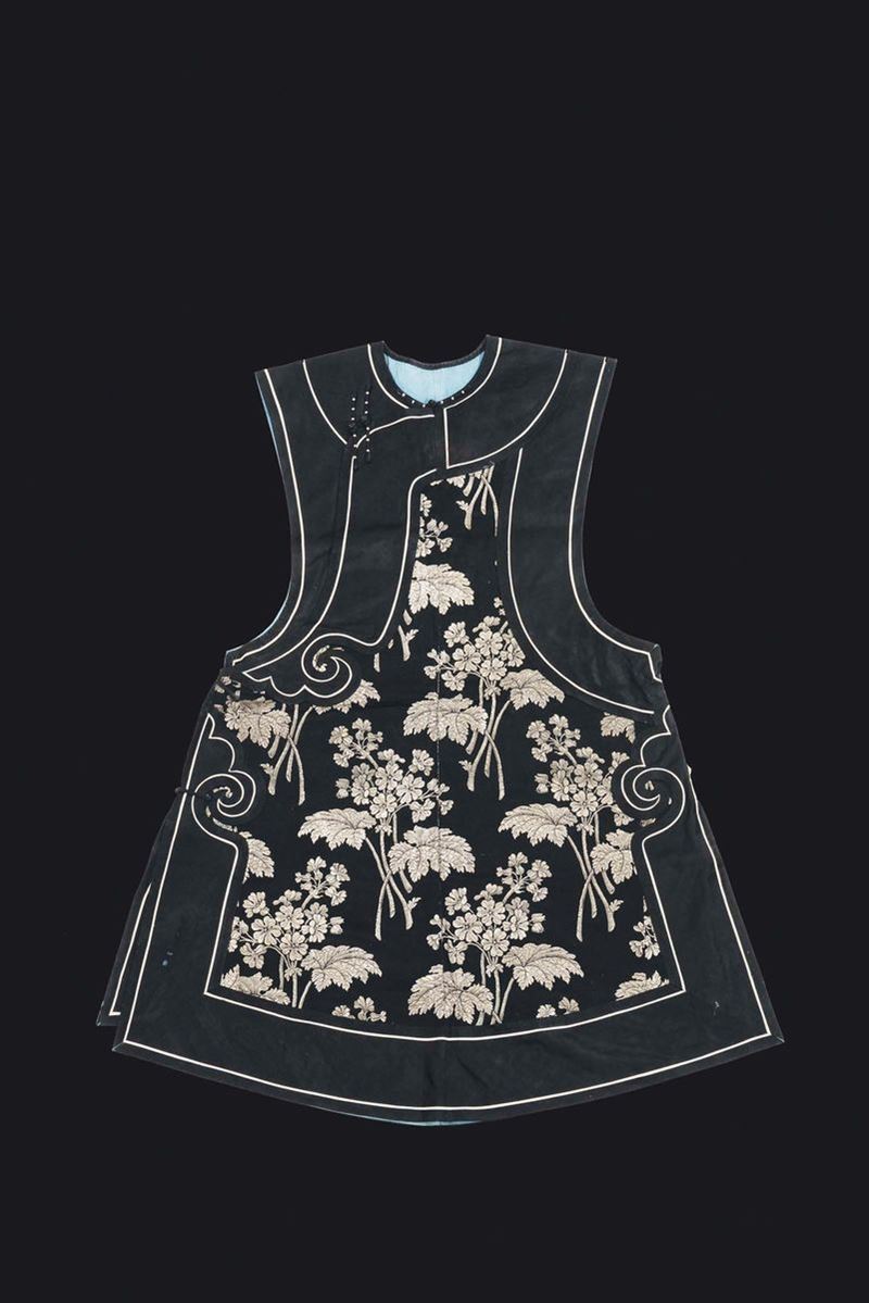 A silk dress black-ground embroidered with golden peonies, China, Qing Dynasty, late 19th century  - Auction Fine Chinese Works of Art - II - Cambi Casa d'Aste