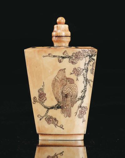 Snuff Bottle in Avorio con Raffigurazione di Due Uccellini su Ramo di Ciliegio, Cina, Dinastia Qi...