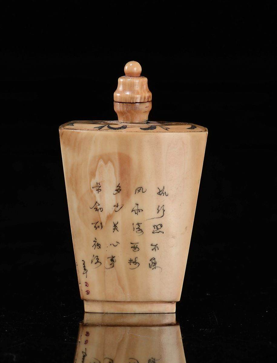 Snuff Bottle in Avorio con Raffigurazione di Due Uccellini su Ramo di Ciliegio, Cina, Dinastia Qi...