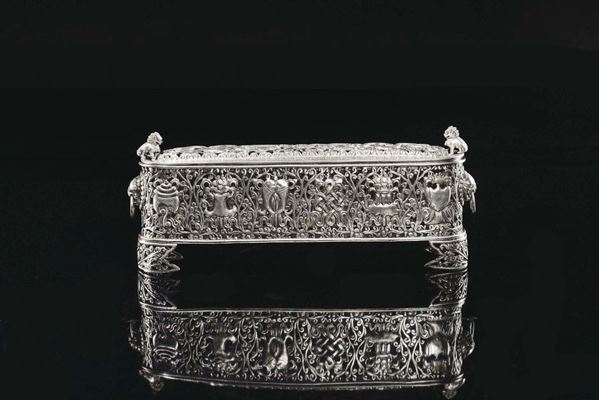 Scatola in argento sbalzato e traforato con motivi floreali e di draghi, Cina, Dinastia Qing, XVIII  [..]