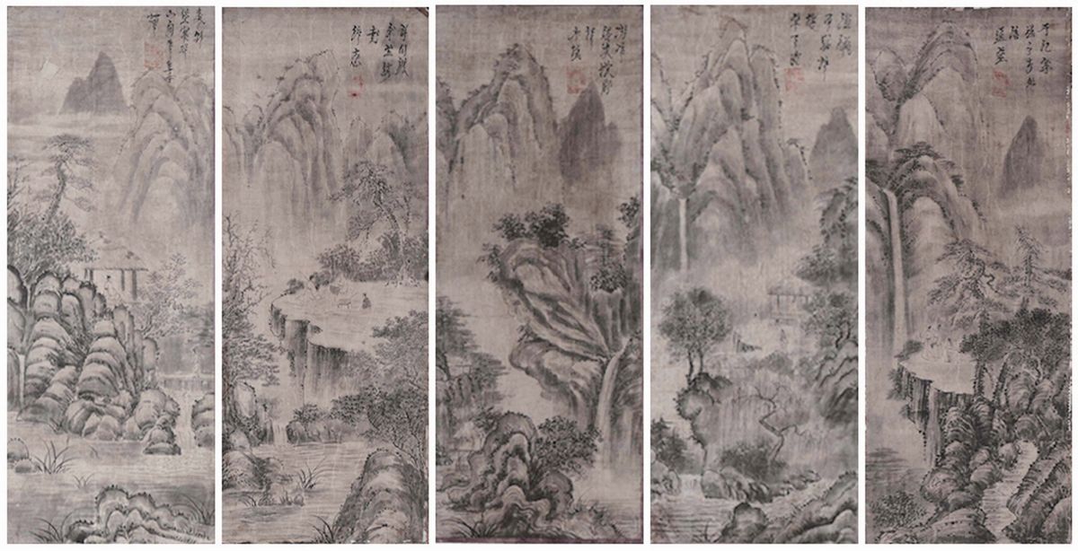 Cinque Scroll Dipinti Ad Inchiostro su Seta Raffiguranti Peaseggi Montani con Figure ed Iscrizion...