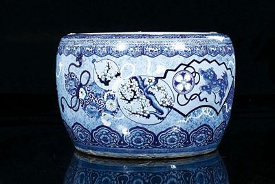 Cachepot in Porcellana Bianca e Blu con Cani di Pho e Fiori di Pesco Entro Riserve, Cina, Dinasti...