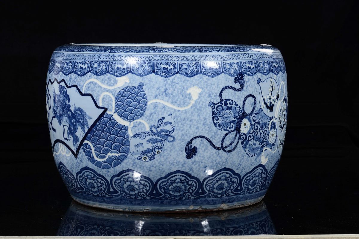 Cachepot in Porcellana Bianca e Blu con Cani di Pho e Fiori di Pesco Entro Riserve, Cina, Dinasti...