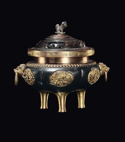Incensiere in bronzo brunito e dorato con coperchio in legno traforato, Cina, Dinastia Qing, XIX ...