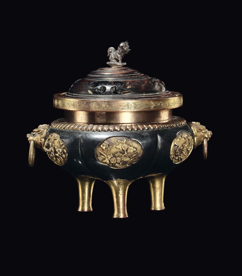 A burnished and gilt bronze and fretworked wooden cover, China, Qing Dynasty, 19th century  - Auction Fine Chinese Works of Art - II - Cambi Casa d'Aste