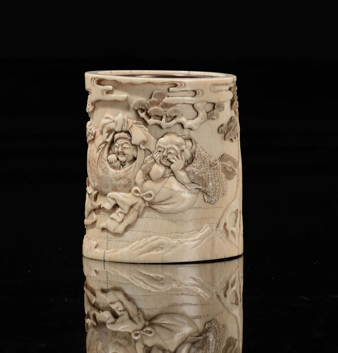 Portapennelli in avorio scolpito con interno in bronzo dorato, Giappone, epoca Meiji, inizio XX s...