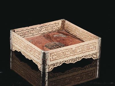 Portaoggetti in Legno e Avorio con Decoro in Argento di Pipistrelli, Cina, Dinastia Qing, XVIII S...