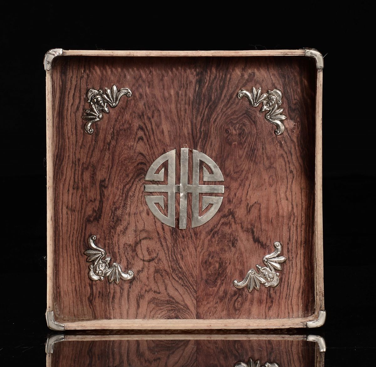 Portaoggetti in Legno e Avorio con Decoro in Argento di Pipistrelli, Cina, Dinastia Qing, XVIII S...