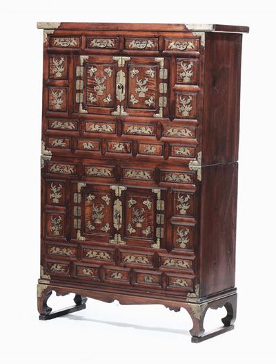 Mobile in Legno di Olmo a Doppio Corpo con Profili in Bronzo Raffiguranti Fiori, Uccelli e Farfal...