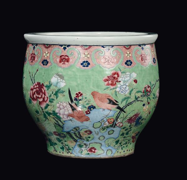 Cachepot in porcellana policroma a soggetto naturalistico su fondo verdo chiaro, Cina, Dinastia Qing, epoca Jiaqing (1796-1820)