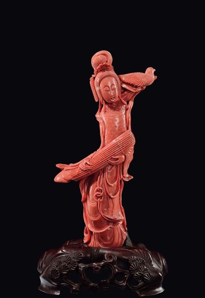 Figura di Guanyin Musicante in Corallo con Uccello sulla Spalla, Cina, Dinastia Qing, Fine XIX Se...