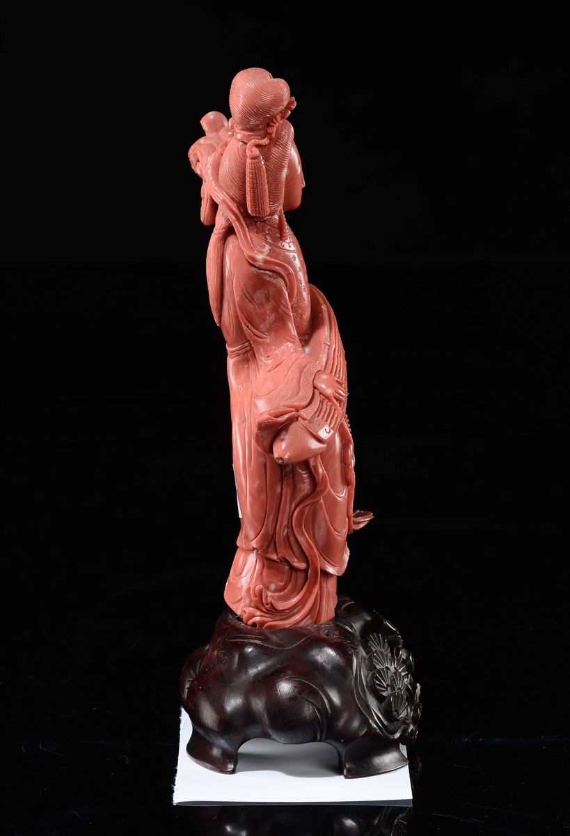 Figura di Guanyin Musicante in Corallo con Uccello sulla Spalla, Cina, Dinastia Qing, Fine XIX Se...