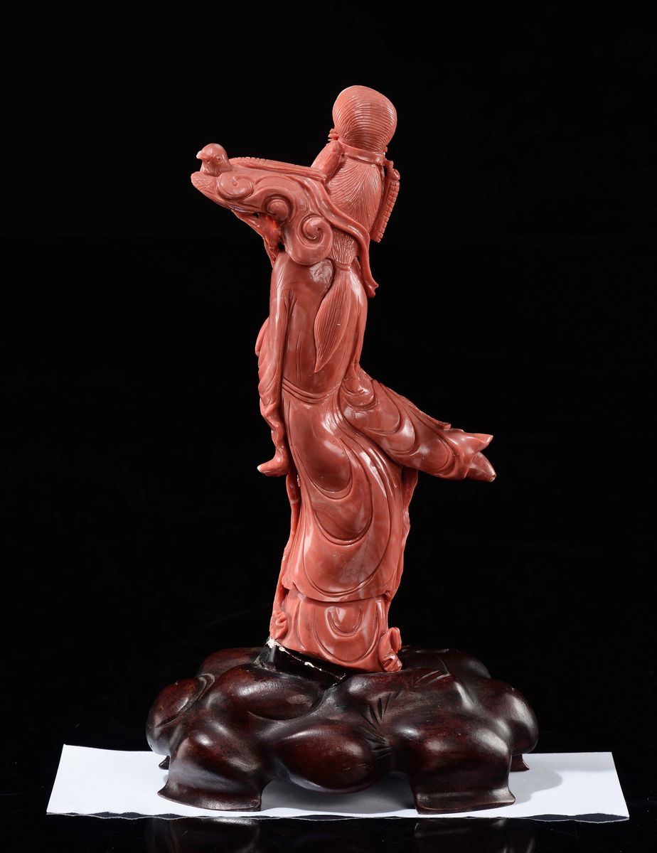 Figura di Guanyin Musicante in Corallo con Uccello sulla Spalla, Cina, Dinastia Qing, Fine XIX Se...