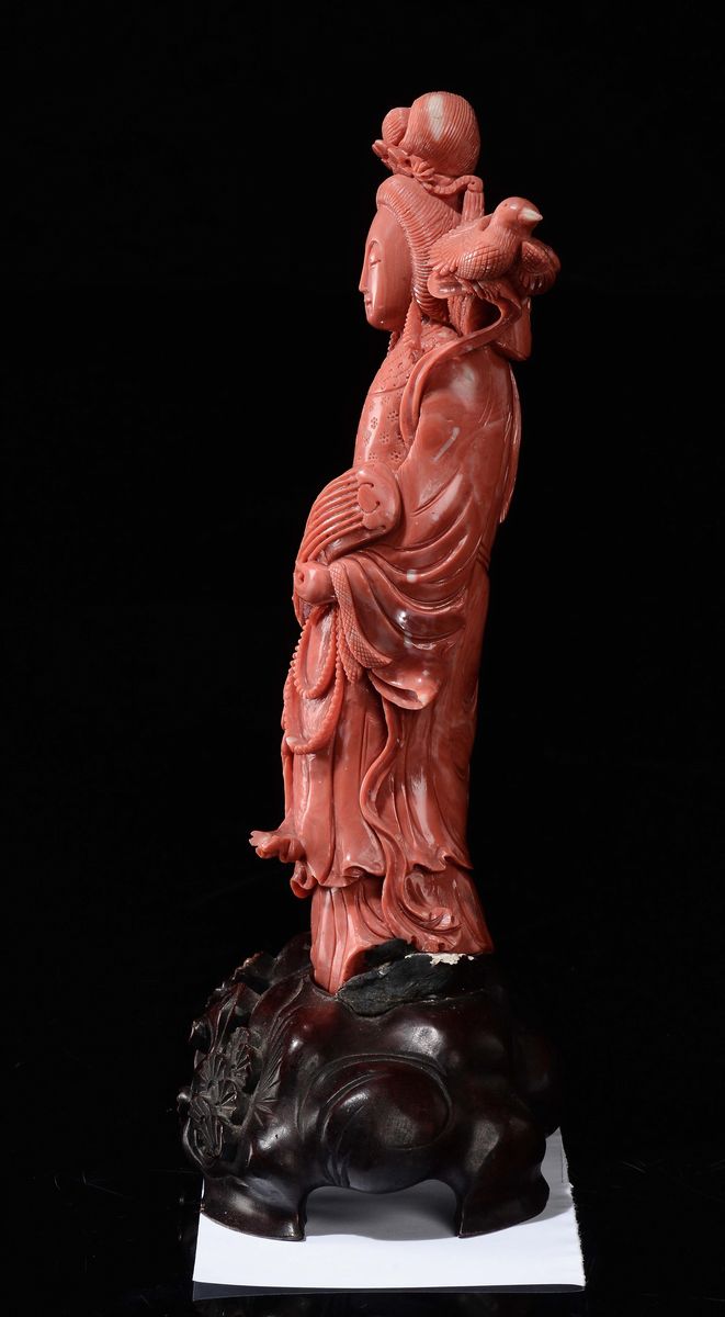 Figura di Guanyin Musicante in Corallo con Uccello sulla Spalla, Cina, Dinastia Qing, Fine XIX Se...