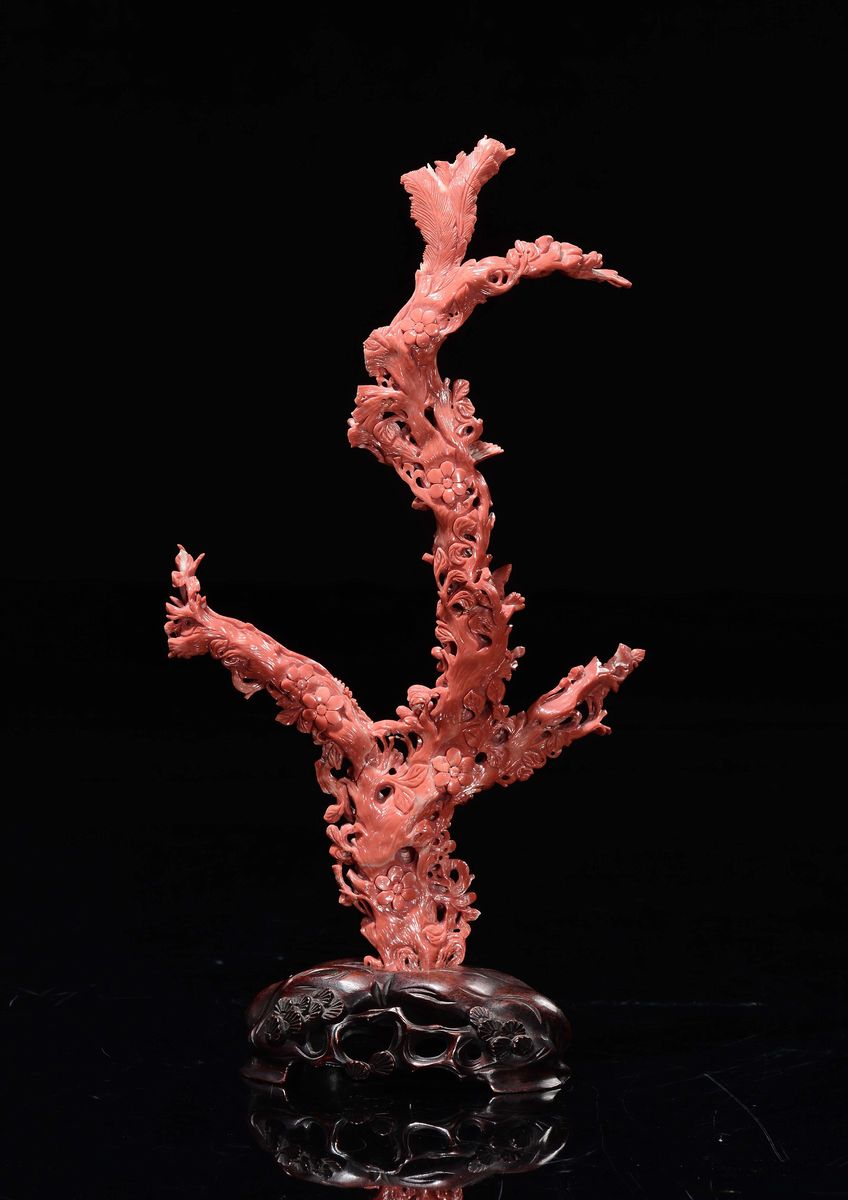 Ramo Scolpito in Corallo con Fiori di Pesco e Volatili, Cina, Dinastia Qing, Fine XIX Secolo