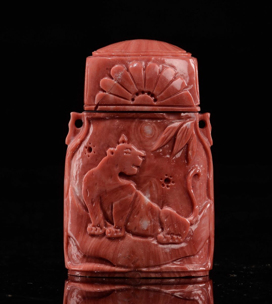 Snuff Bottle Scolpita in Corallo con Tigre, Cina, Dinastia Qing, Fine XIX Secolo