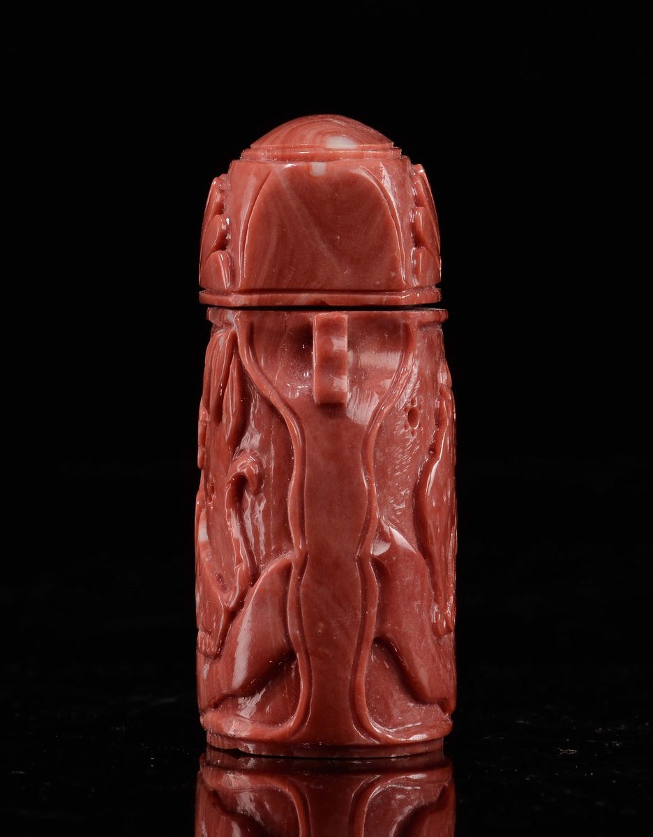 Snuff Bottle Scolpita in Corallo con Tigre, Cina, Dinastia Qing, Fine XIX Secolo