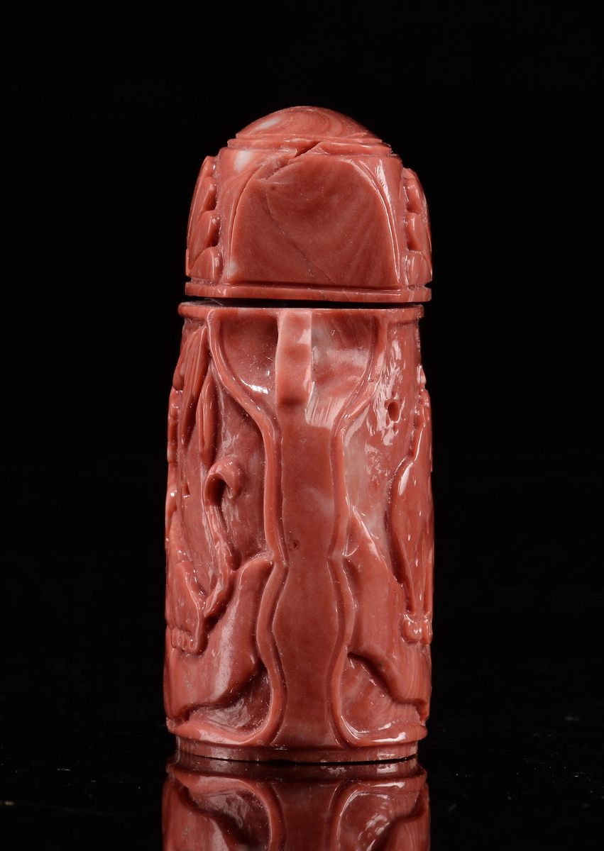 Snuff Bottle Scolpita in Corallo con Tigre, Cina, Dinastia Qing, Fine XIX Secolo