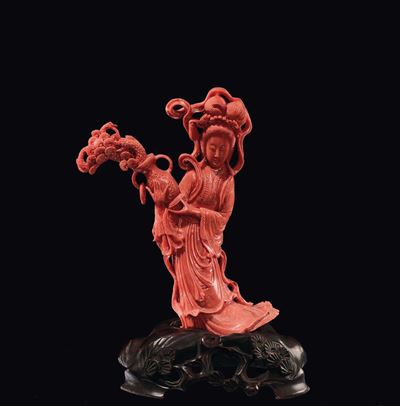 Figura di Guanyin Scolpita in Corallo con Vaso di Fiori tra le Mani, Cina, Dinastia Qing, Fine XI...