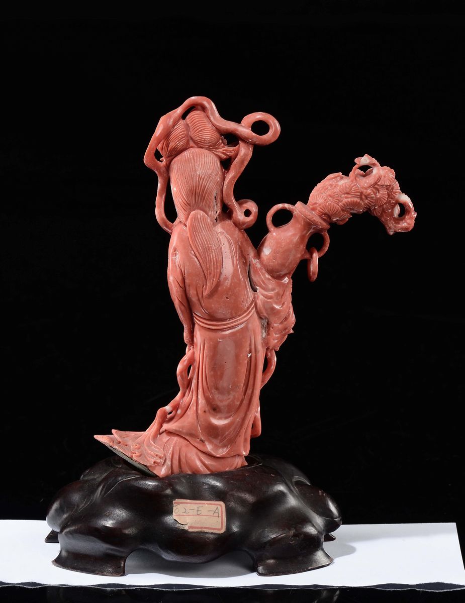 Figura di Guanyin Scolpita in Corallo con Vaso di Fiori tra le Mani, Cina, Dinastia Qing, Fine XI...