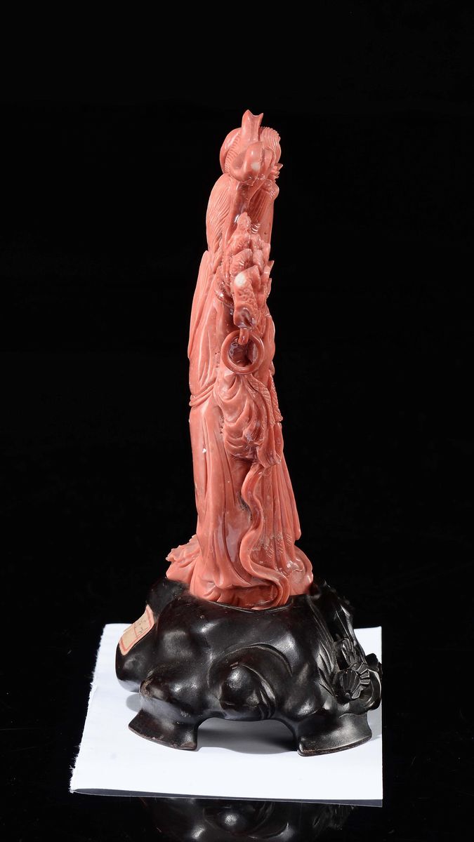 Figura di Guanyin Scolpita in Corallo con Vaso di Fiori tra le Mani, Cina, Dinastia Qing, Fine XI...