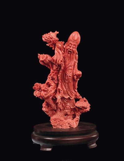 Figura di Saggio Scolpito in Corallo con Drago sulla Spalla e Fanciullo, Cina, Dinastia Qing, Fin...